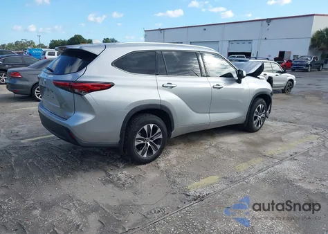 2021 Toyota Highlander Xle z USA, uszkodzony, nr VIN 5TDGZRBH3MS142616